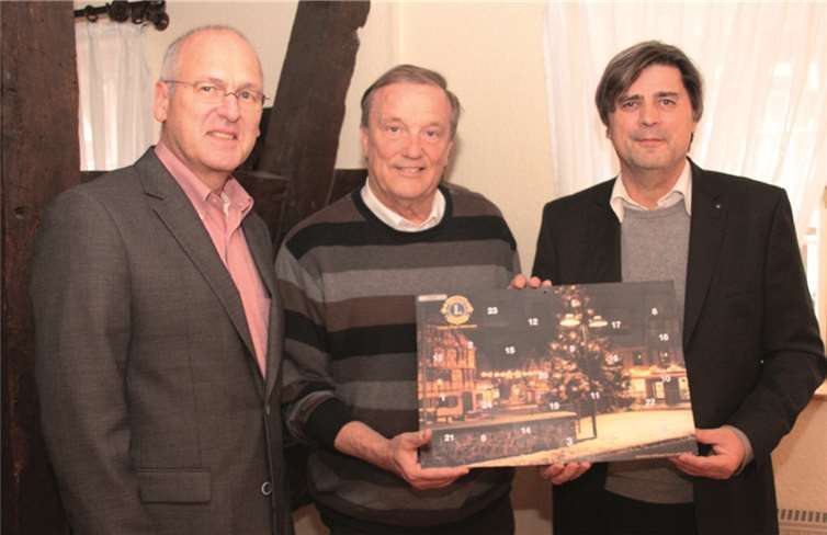 Der Vallendarer Lionsclubpräsident Christoph Werner, Stadtbürgermeister Gerd Jung und Lionsaktivitybeauftragter Martin Schäfer bewundern den neuen Adventskalender.AND