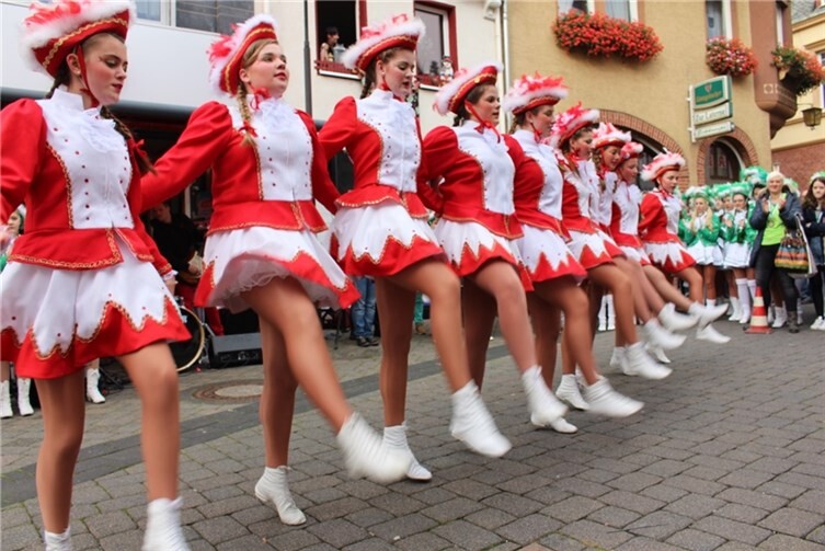 Der Valler Gardetanz durfte beim Karnevalsauftakt nicht fehlen.DB