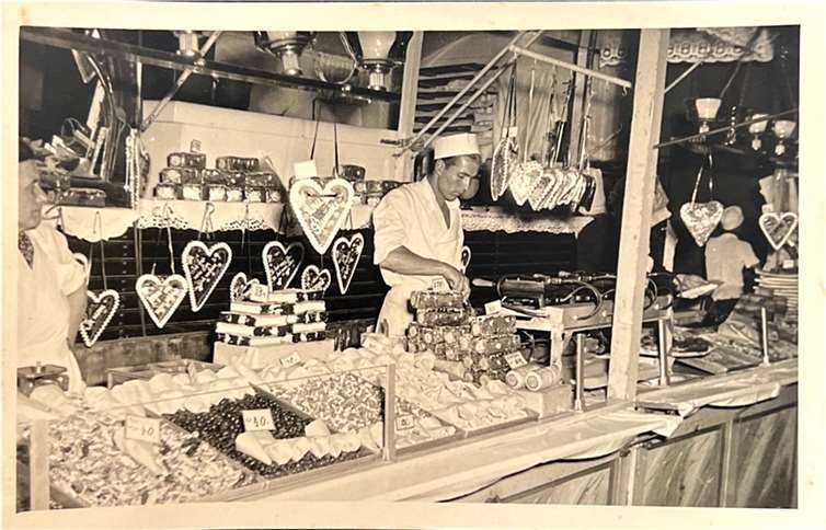 Ein Besuch bei Koch´s Waffelbäckerei ist ein Muss auf dem Lukasmarkt Der Vater des heutigen Chefs Dieter Dierichs.