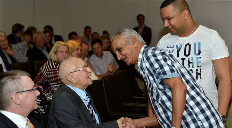 Der Vater von Fatih Ben Sassi - eigens mit seiner Frau aus Tunesien angereist - begrüßt Dr. Klinkhammer.
