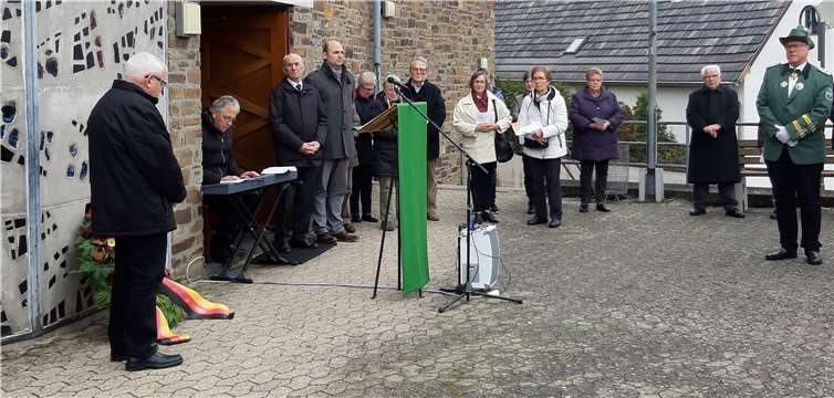 Der VdK-Ortsverband Oberzissen um seinen Vorsitzenden Rainer Bürger (3. v. l.) hatte die Gedenkfeier organisiert. Ortsbürgermeister Christof Bürger (4. v. l.) betonte in seiner Ansprache die Bedeutung von Gedenkstätten. Foto: privat