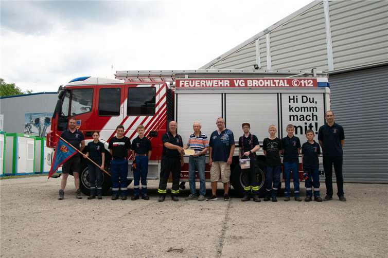 Der VdK Ortsverein N.O. Weiler übergibt Spende an die Jugendabteilung der Freiwilligen Feuerwehr Burgbrohl.  Foto: privat