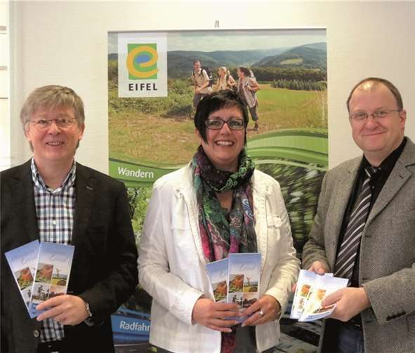 Der Veranstaltungskalender der Verbandsgemeinde Adenau 2014 ist da - hier präsentiert von Bürgermeister Guido Nisius (rechts), Peter Friedrich (links) vom Medienhaus Herbrand & Friedrich sowie Daniela Scheffold von der Tourist-Information Hocheifel-Nürburgring. privat