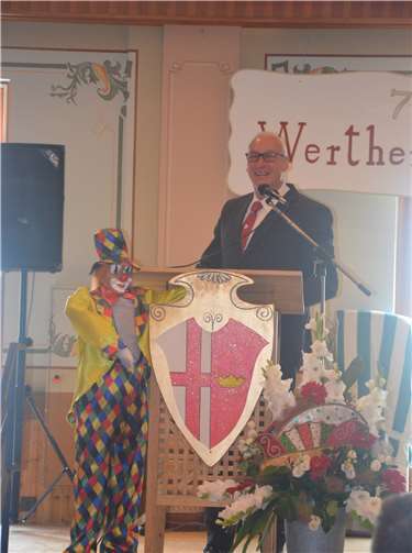 Der Verbandsbürgermeister Fred Pretz bei seiner Gratulation zum 70.Geburtstag.Sabine Reichert