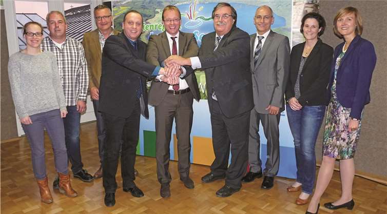 Der Verbandsvorstand bedankte sich bei den Mitarbeitern der VG-Touristik-Abteilungen. V. links: Annika Brinkmann (Pellenz), Frank Neideck (Mendig), Bernd Schemmer (Pellenz), VG-Bürgermeister Johannes Bell, VG-Bürgermeister Jörg Lempertz, VG-Bürgermeister Klaus Bell, Armin Seiwert (Brohltal), Heike Werf (Brohltal) und Sarah Radermacher (Brohltal).