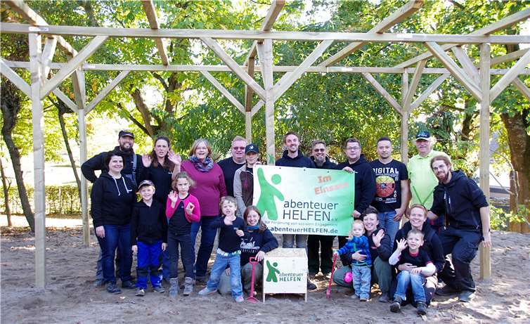 Der Verein „Abenteuer Helfen“ beteiligte sich maßgeblich am Bau der neuen Pergola im Außengelände der Kita. privat