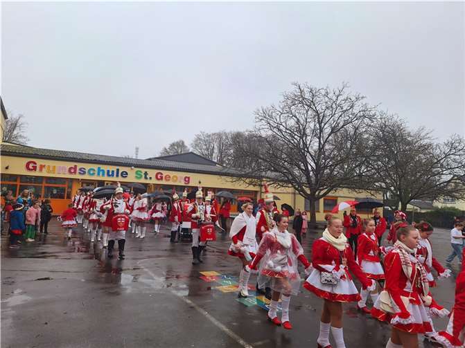 Der Verein Akademie Polch marschierte ein.  Fotos: GS