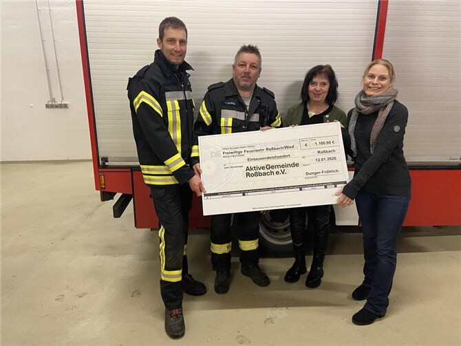 Der Verein Aktive Gemeinde Roßbach überreichte der Freiwilligen Feuerwehr eine großzügige Spende.  Foto: Günter Fröhlich
