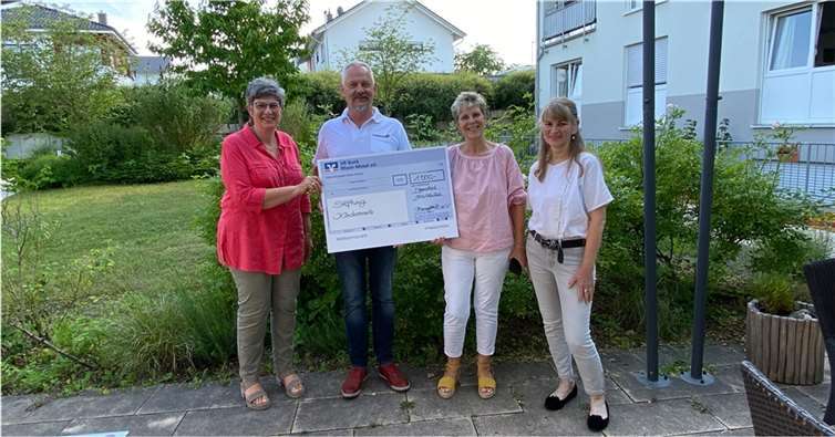 Der Verein BenefitZ- Wir helfen Kindern e.V. bei der Spendenübergabe an die Stiftung Kinderseelen.  Foto: privat