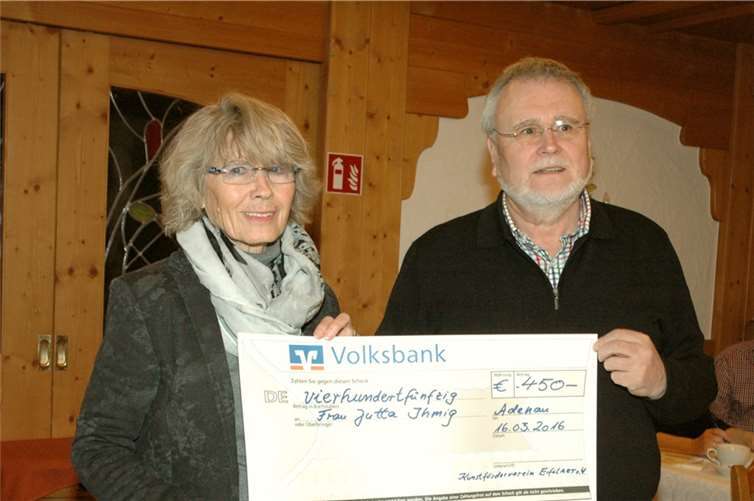 Der Verein EifelArt spendete für ein Hilfsprojekt in Togo, hier mit Künstlerin Jutta Ihmig und Kassenverwalter Wolfgang Freier.