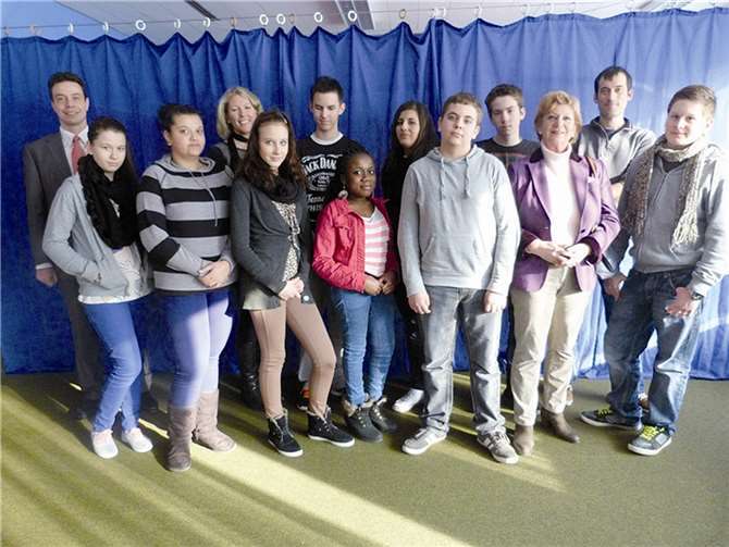 Der Verein „Ein Licht für Koblenz“ spendet 50o Euro an das Projekt der beiden Schulen.  Privat