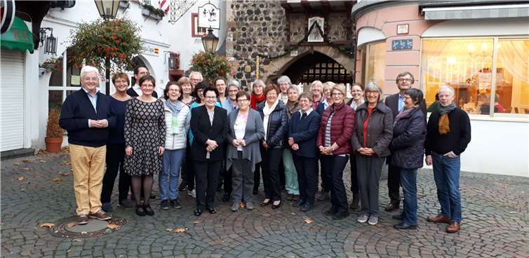 Der Verein Eine-Welt Linz hatte die Mitarbeiter ins Café Leber zu einem gemütlichen Nachmittag bei Kaffee und Kuchen eingeladen. Als besondere Überraschung wurde allen Mitarbeitern eine von Ministerpräsidentin Malu Dreyer unterschriebene und mit individuellen Texten versehene Ehrenamts-Urkunde überreicht. Auch Bürgermeister Hans Günter Fischer und Pastor Lothar Anhalt waren gekommen, um den Weltladen-Mitarbeitern für ihr Fair-Handels-Engagement zu danken.Hans-Joachim Schmitz