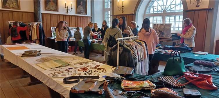 Der Verein Eine-Welt Linz hatte zusammen mit dem Weltladen in den Ratssaal des historischen Rathauses zu einer Kleidertauschbörse eingeladen, für die auch in diesem Jahr wieder viele Textilien abgegeben wurden, die innerhalb von zwei Stunden den Besitzer wechselten. Foto: Hans-Joachim Schmitz, Weltladen Linz