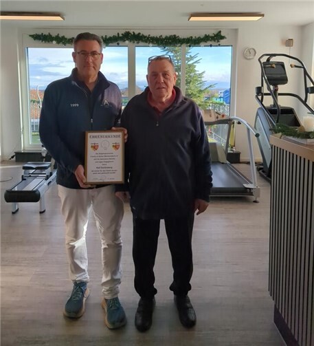 Der Verein „Family of Archer Wormersdorf e.V.“ verleiht in Anerkennung und Würdigung der langjährigen und außergewöhnlichen Verdienste von Ralf Schönberg die Ehrenmitgliedschaft. Foto: privat