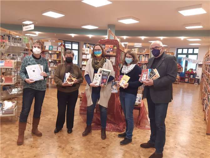 Der Verein „Freunde von Sevenoaks“ hat 23 Bücher an die öffentliche Bücherei St. Martin in Rheinbach übergeben. Foto: privat