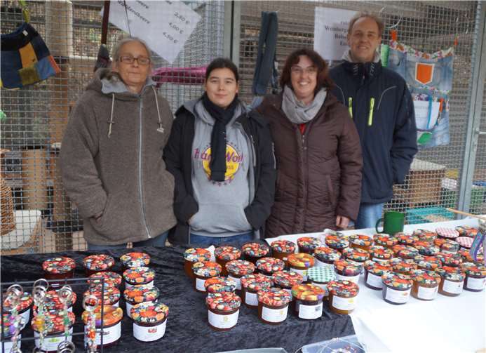 Der Verein „Hoffnungsvolle Hände für Tiere e.V.“verkauft Selbstgerechtes und gibt das Gelddorthin, wir die Not am allergrößten ist.