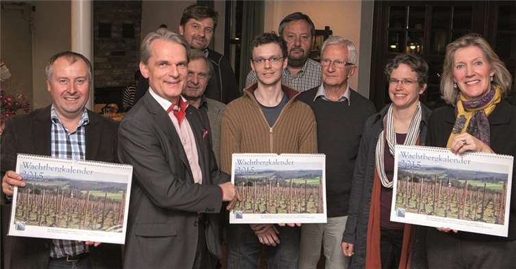 Der Verein Kunst und Kultur in Wachtberg stellte im Ließemer Köllenhof den neuen Wachtberg-Kalender 2015 vor. Der Vorsitzende Alfred Schneider (li.), Jury-Mitglied Robert Hein (2.v.l.) und die stellvertretende Vorsitzende Gabriela von Loë (re.) überreichten den erfolgreichen Fotografen jeweils zwei Exemplare davon. -JOST-
