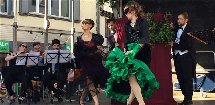 Operette im Espressoformat  Der Verein Music to Go e.V. präsentierte voller Enthusiasmus „Die lustige Witwe“.KulturPunkt Andernach