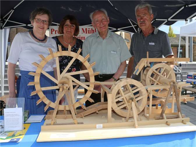 Der Verein „Obere Mühle“ präsentierte einen Nachbau aus Holz