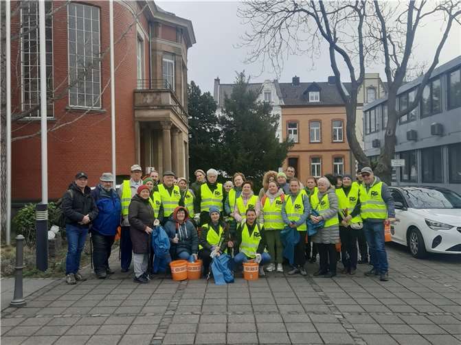 Der Verein „Rheinbach-Hilft e.V.“ war mit über 35 ukrainischen Mitbürgern und ihrem Vorsitzenden Alfred Eich bei der Aufräumaktion dabei. Foto: privat