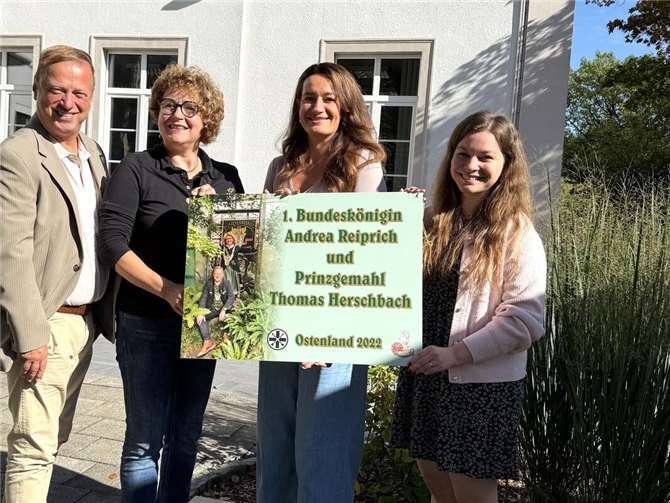 Der Verein Schattentöchter aus Neuwied, der gegen Zwangsprostitution kämpft, ist das neue Spendenziel des Projekts „Frauen in Not“. der historischen 1. Bundeskönigin Andrea Reiprich und ihres Prinzgemahls Thomas Herschbach. Über entsprechenden Zuspruch zur im Jahr 2022 ins Leben gerufenen Benefizaktion der beiden Waldbreitbacher würden sich neben dem früheren Bundeskönigspaar auch Anna Sindhu und Lisa Schümann vom Projekt Schattentöchter freuen.  Foto: Bettina Kneisler / Projekt Schattentöchter Neuwied