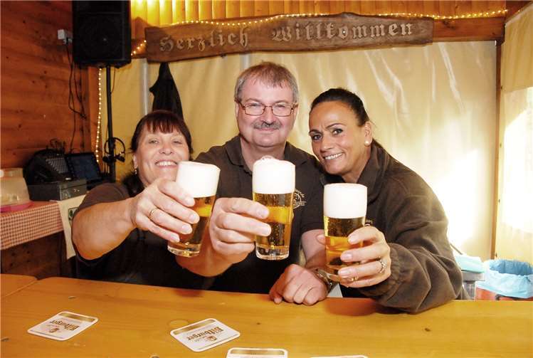 Der Verein „Schlachtfestfreunde“ gibt sich immer große Mühe für besondere Gastlichkeit. Die Gäste werden in jeder Beziehung gut bewirtet.