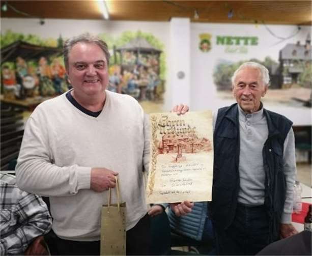 Der Verein bedankte sich bei Günter Schäfer für seinen unermüdlichen Einsatz mit einer Ehrenurkunde und einem Weinpräsent. Foto: VVS Segendorf
