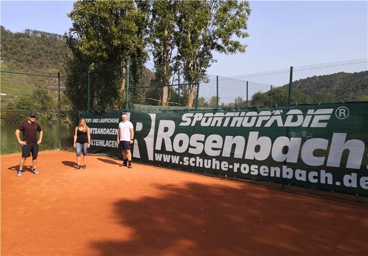 Der Verein durfte eine neue Werbeplane der Firma Sporthopädie Rosenbach in Empfang nehmen.Foto: privat