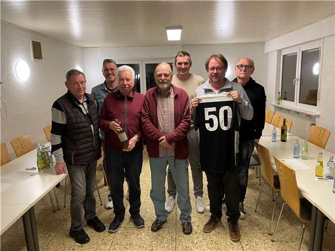 Der Verein erhte Mitglieder für ihre langjährige Treue und Mitgliedschaft: Uwe Böcking (50 Jahre), Martin Zimmermann, Paul Cremer, Julian Cremer, Hans Reul, Hubert Theuer und Herbert Weissenfels (25 Jahre). Foto: Max Jäger