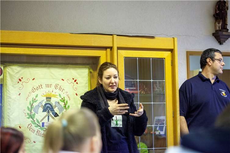Der Verein foodsharing e.V. erklärte der freiwilligen Feuerwehr sowie der Rettungshundestaffel seine Arbeit.  Foto: Anke Klagge
