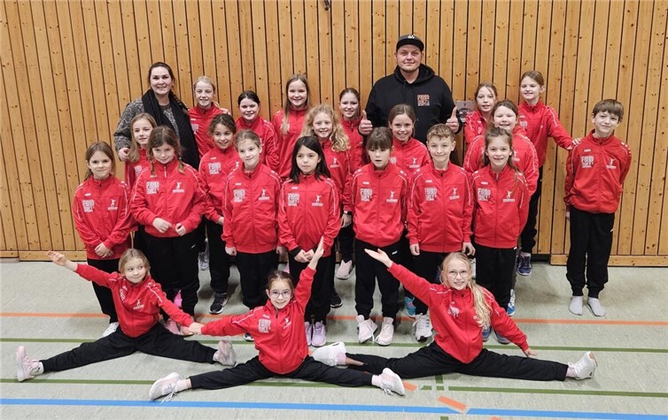 Der Verein freut sich über die neuen Trainingsanzüge.  Foto: privat