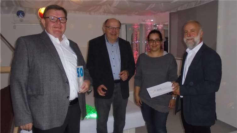 Der Verein für Menschen mit Behinderung freut sich über die großzügige Spende für den Snoezelraum (v. l.): Jörg Hilland, Vorsitzender der Mittelrheinischen Stiftung, Alfons Müller, Vorsitzender VMB, Nadja Sarwar, VMB, Dr. Alfred Marmann, Geschäftsführer Förder- und Wohnstätten Kettig und Vorstand der Mittelrheinischen Stiftung.