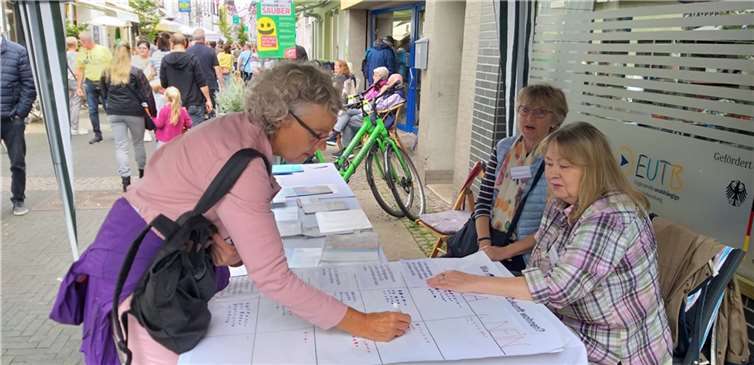 Der Verein kam mit interessierten Bürgerinnen und Bürgern ins Gespräch. Foto: Verein „Gemeinschaftlich Wohnen Remagen e.V.“