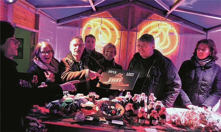 Der Vereins-Kalender 2015 war am selben Abend ausverkauft. Über den Erfolg freuen sich Julia Kübler (2.v.l.), Garry Krätz (3.v.l.), Antonie Heider (5.v.l.) und Heinz-Jörg Wurzbacher (2.v.r.). BSB