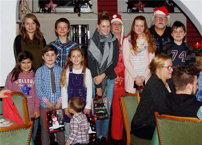 Der „Vereins-Nikolaus“ mit Assistentin, nach der „Bescherung“, im Kreise der Kinder und Jugendlichen..privat