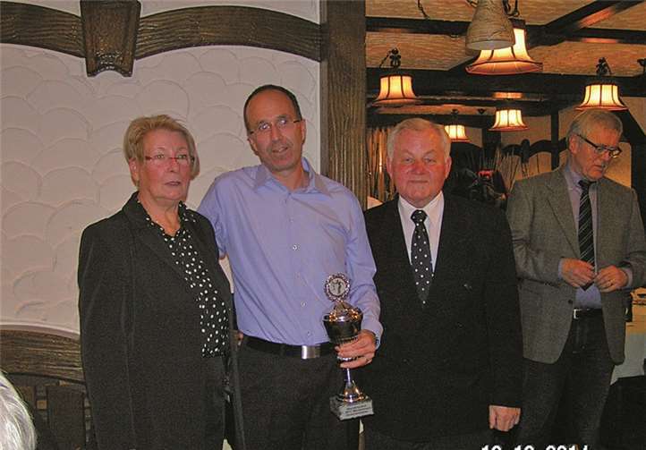 Der Vereinsmeister Renè Bernhardt (Mitte) mit Dieter Burdak und Jutta Hubein. privat