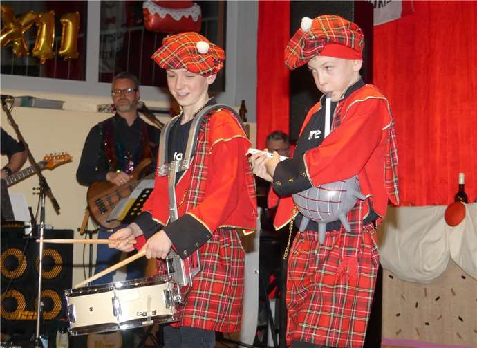 Der Vereinsnachwuchs präsentierte in nostalgischen Szenen (hier Pipes und Drums) eine bunte Historienshow mit hohem Erinnerungswert.