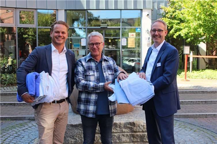 Der Vereinsvorsitzende Georg Schorn (Mitte) bedankt sich bei Jan Patrick Glöckner von der GFO Klinik Brühl – Marienhospital (re.) und bei Rafael Golombiewski der Elis GmbH. Quelle: Bon Secours Kamerun e.V.