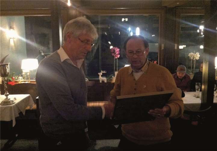 Der Vereinsvorsitzende Josef Chevally hielt die Laudatio und überreichte die Ehrennadel in Gold des Sportbundes und ein Weinpräsent an Hans Peter Schneider. privat