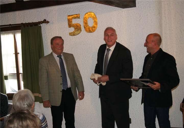 Der Vereinsvorsitzende Jürgen Löhr mit den beiden Bürgermeistern Gerd Jung und Fred Pretz.  Privat