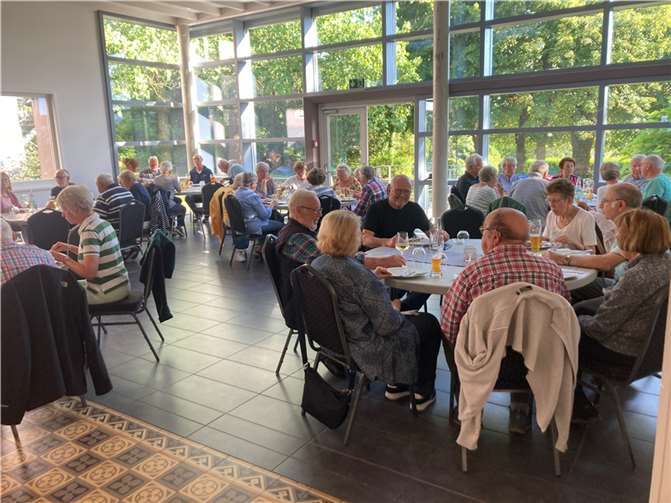 Der Vereinsvorsitzende Norbert Buchbender (im schwarzen T-Shirt) freut sich über die rege Beteiligung und gute Stimmung beim Grillabend des OGV Rheinbreitbach im Saal der Villa von Sayn. Foto: Heinz Schmitz