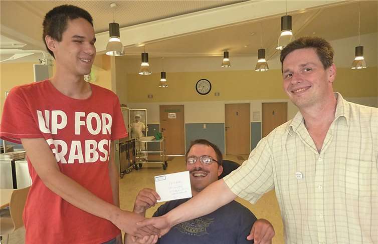 Der Vereinsvorsitzende Oliver Hartmann übergab den Scheck an Kevin Ihle und Torsten Jechel, die sich sehr darüber freuten.privat