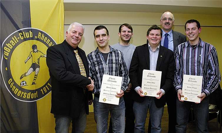 Der Vereinsvorsitzende Rainer Göbel (.l), Geschäftführer Dominik Göbel (3.v.l.) und Kassierer H.J. Marx (2.v.r.) konnten für 25-jährige Mitgliedschaft (v.l.) Dennis Schütz, Oliver Göbel und Ronny Zilligen aus zeichnen. RÜ