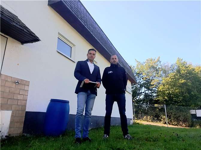 Der Vereinsvorsitzende der TUS Germania Arenberg Marco Hoube (re.) und Ortsvorsteher Tim Josef Michels. Foto: privat