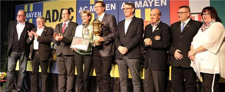 Luca Mannebach, Kevin Röttger und Sascha Lenz sind Clubmeister des AC Der Vereinsvorstand ehrt den neuen Ehren-Sportleiter ralf Fuß.