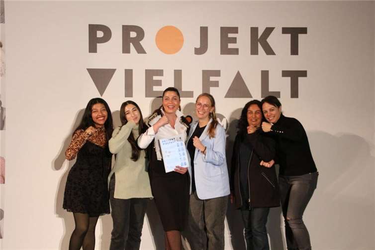 Der Vereinsvorstand von Utamara e.V. bei dem Wettbewerb "Projekt Vielfalt".Fotos: privat