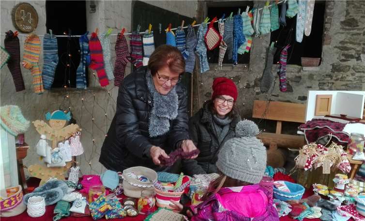 Der Verkauf der Stricksachen brachte Geld für Hilfsprojekte ein.Privat