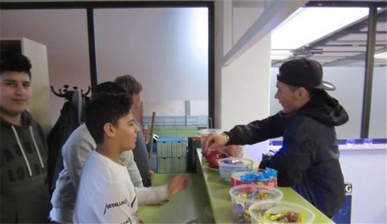 Der Verkauf von Snacks und Getränken rundet das Gesamtkonzept ab.