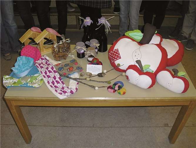 Der Verkaufsstand der Kindertagesstätte beim Bratapfelsonntag lockt mit einem vielfältigen Sortiment.