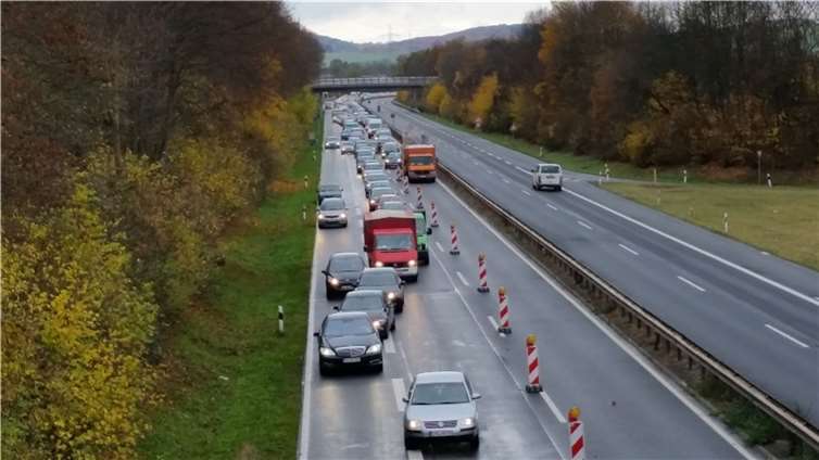 Der Verkehr staut sich in beiden Richtungen.